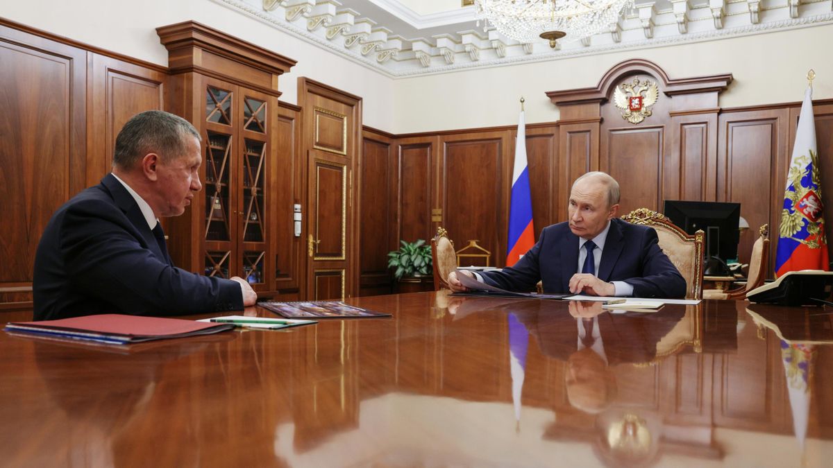 Президент РФ Владимир Путин и заместитель председателя правительства РФ - полномочный представитель президента в Дальневосточном федеральном округе Юрий Трутнев во время встречи