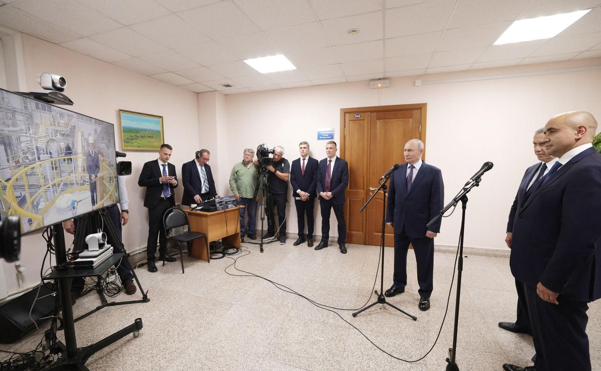 Президент РФ Владимир Путин по видеосвязи запускает работу Ермаковского горно-обогатительного комбината 