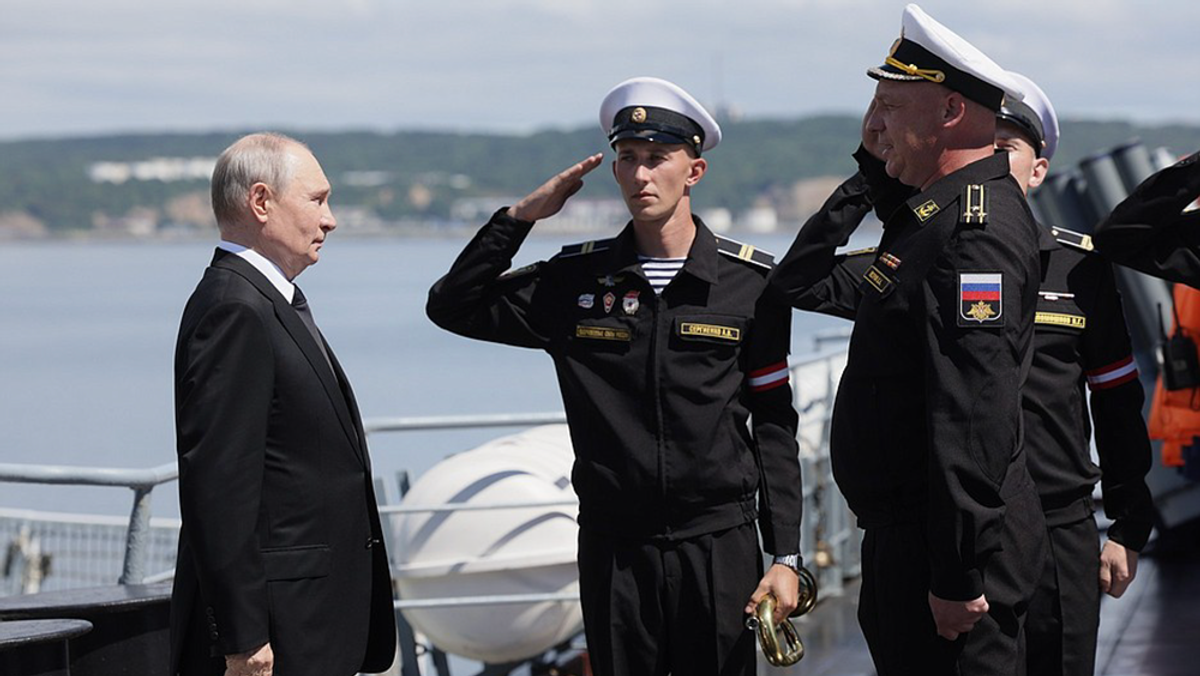 Президент РФ Владимир Путин на борту гвардейского ракетного крейсера Варяг