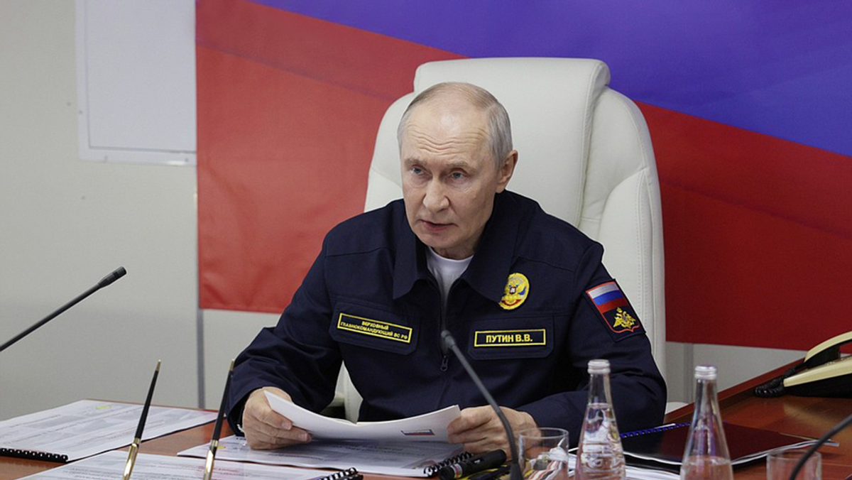 Президент РФ Владимир Путин на борту гвардейского ракетного крейсера Варяг