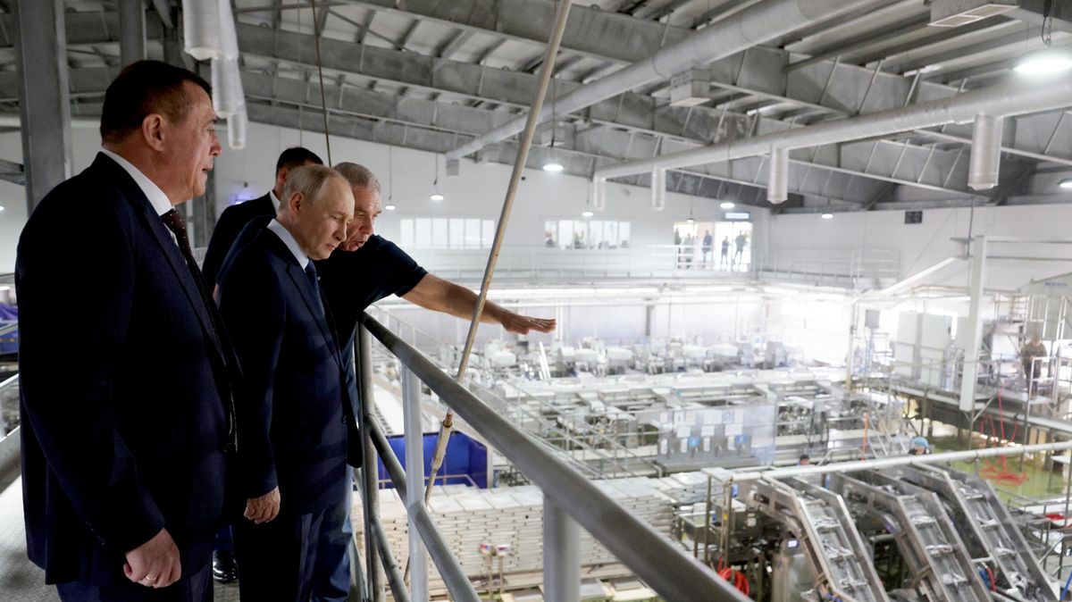 Владимир Путин на осмотре в рыбоперерабатывающем комплексе Ясный на острове Итуруп