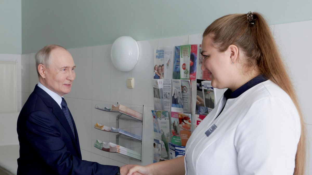 Владимир Путин в Курильской центральной районной больнице
