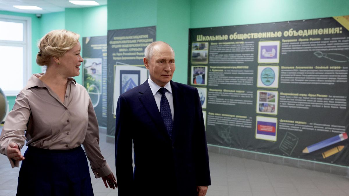 Владимир Путин в новой школе имени Героя России Э.Д.Норполова в Курильске 