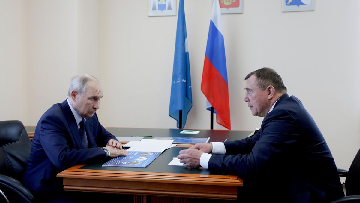 Президент РФ Владимир Путин на совещании с губернатором Сахалинской области Валерием Лимаренко