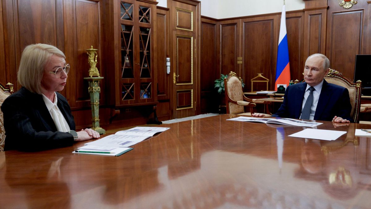 Владимир Путин на встрече с губернатором Ненецкого автономного округа Ириной Гехт