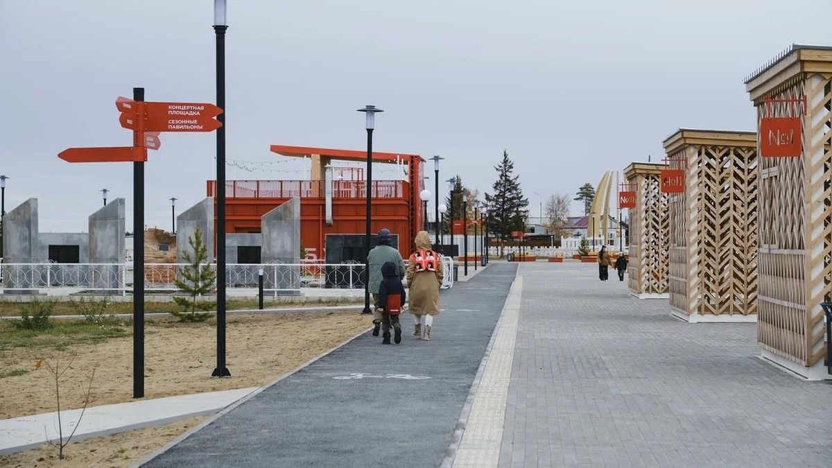 Семья во время прогулки по набережной в городе Вилюйск
