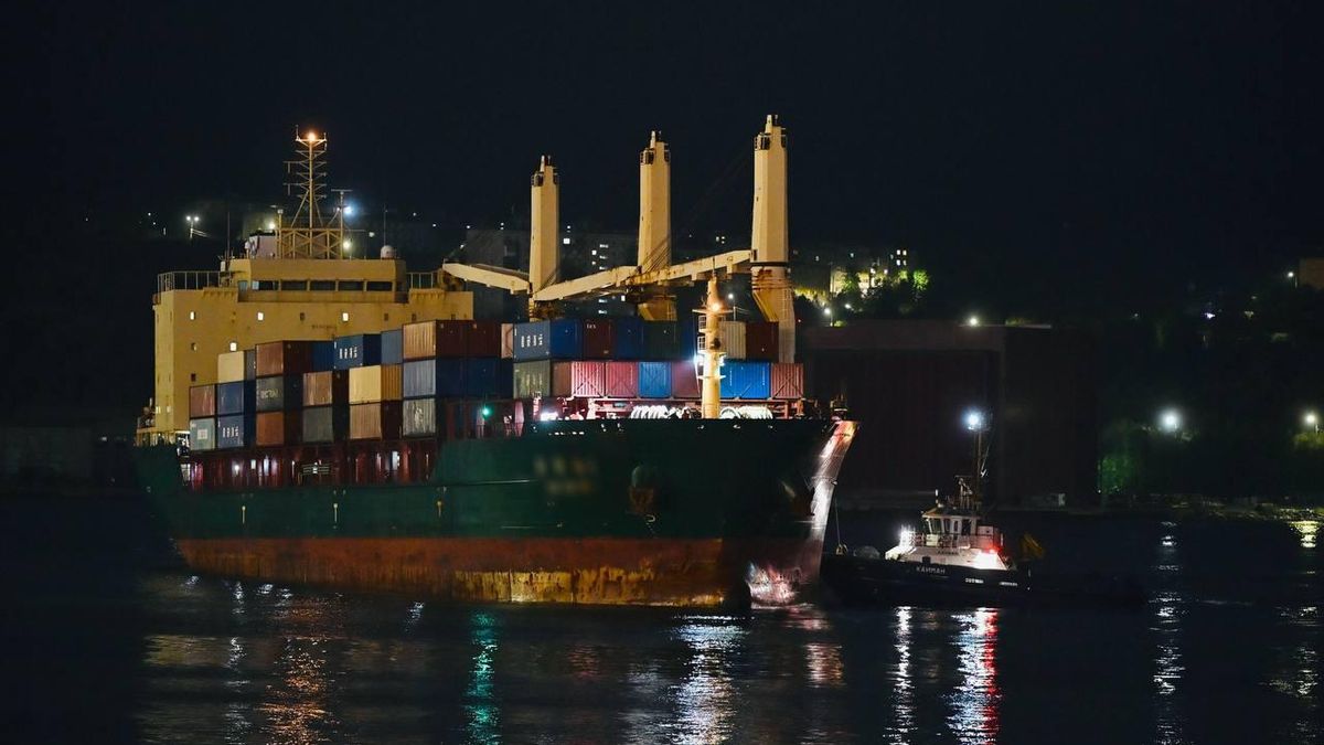 Контейнеровоз китайской судоходной компании New New Shipping Line в порту Мурманска 