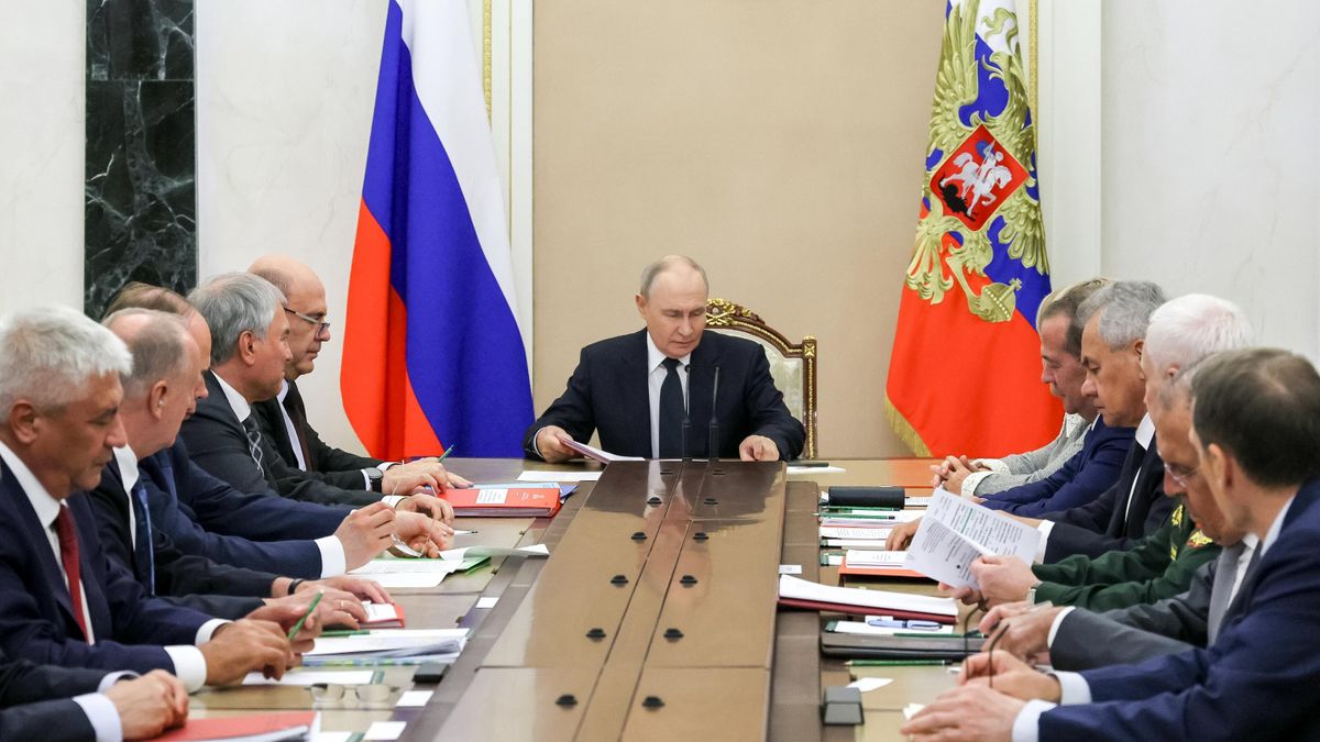 Президент РФ Владимир Путин проводит оперативное совещание с постоянными членами Совета безопасности РФ по вопросам стратегии развития Арктической зоны и обеспечение нацбезопасности в регионе