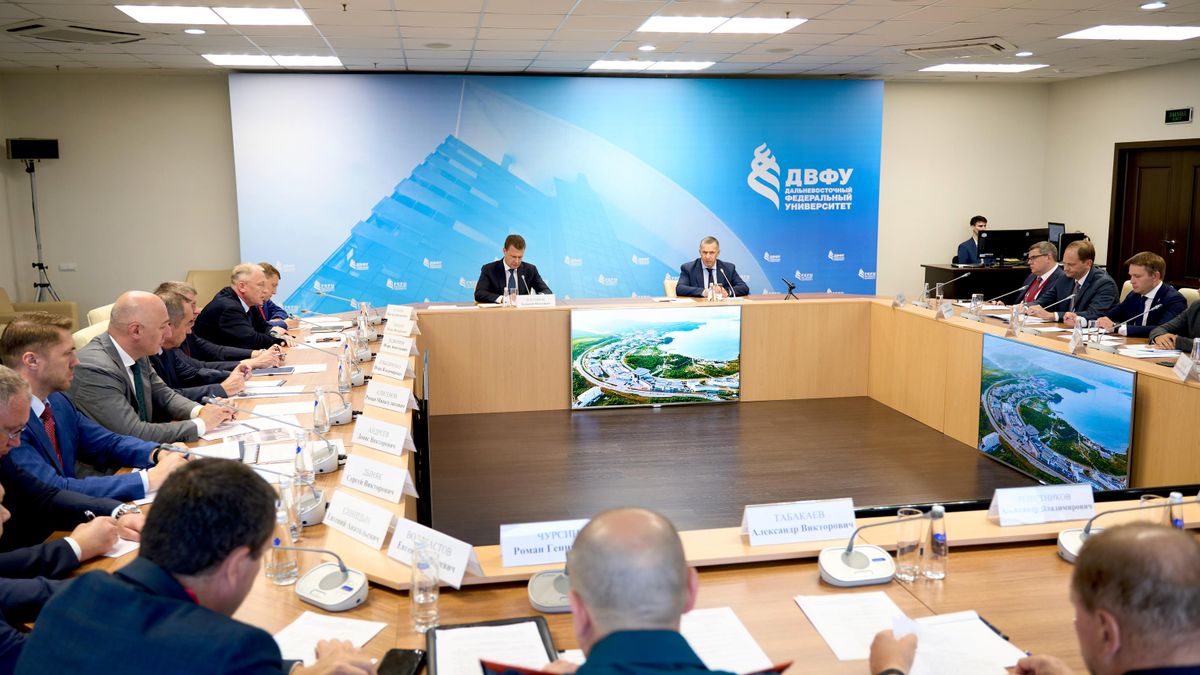 Полномочный представитель Президента в ДФО Юрий Трутнев на совещании с членами оргкомитета Восточного экономического форума