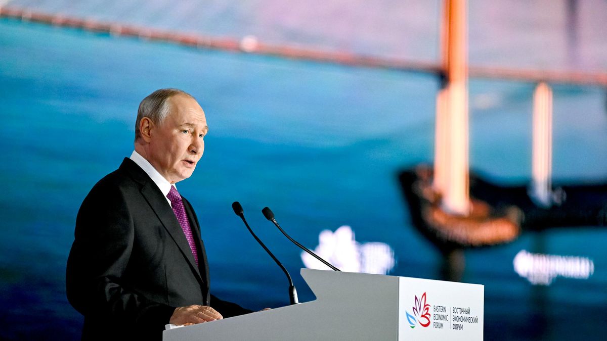  Президент РФ Владимир Путин на пленарной сессии Восточного экономического форума
