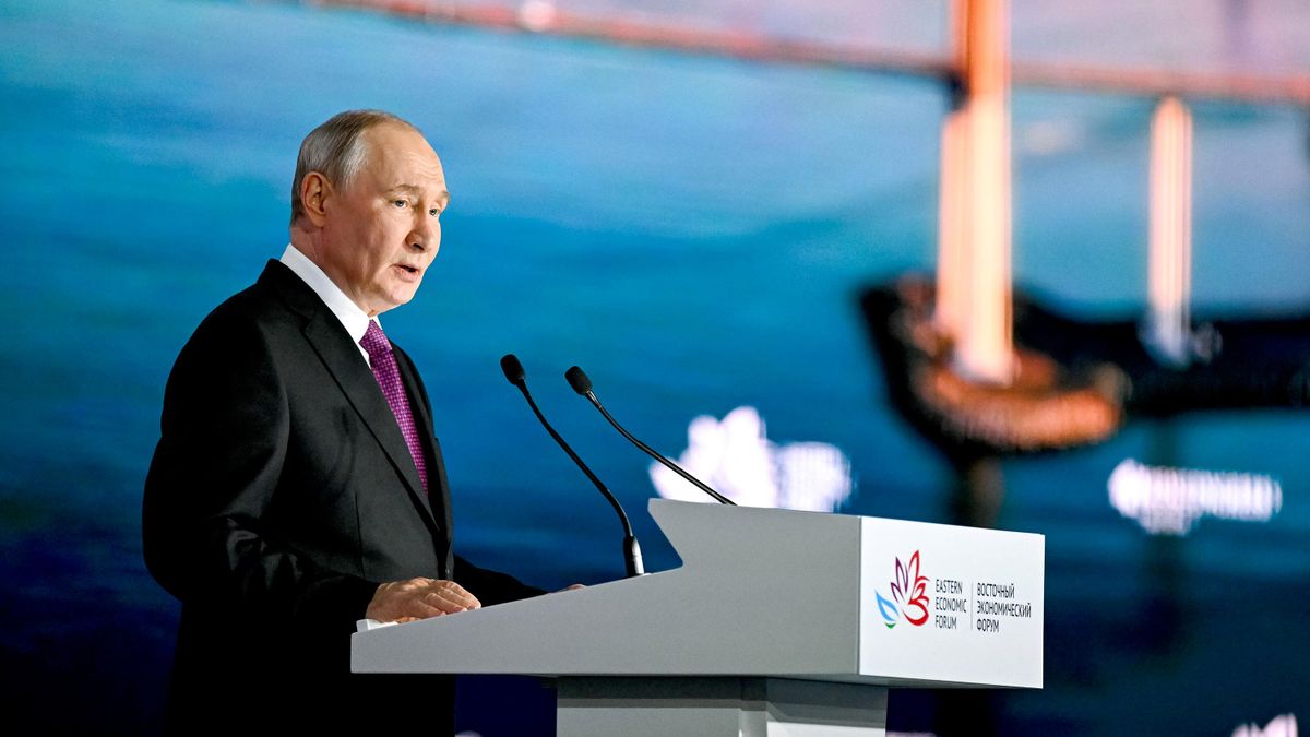  Президент РФ Владимир Путин на пленарной сессии Восточного экономического форума