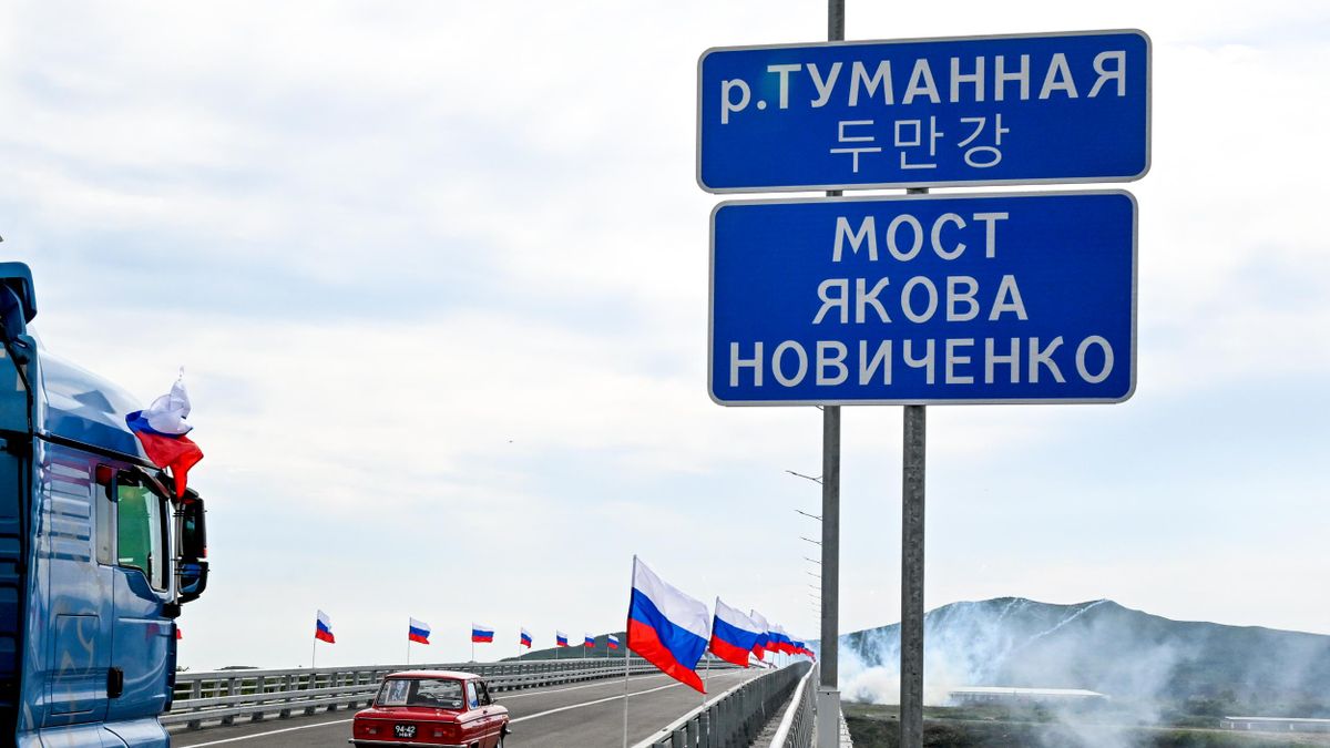Открытие автомобильного моста через реку Туманную