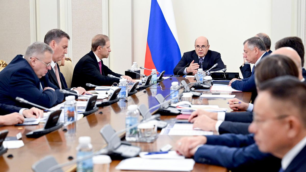 Председатель Правительства РФ Михаил Мишустин проводит оперативное совещание с вице-премьерами РФ