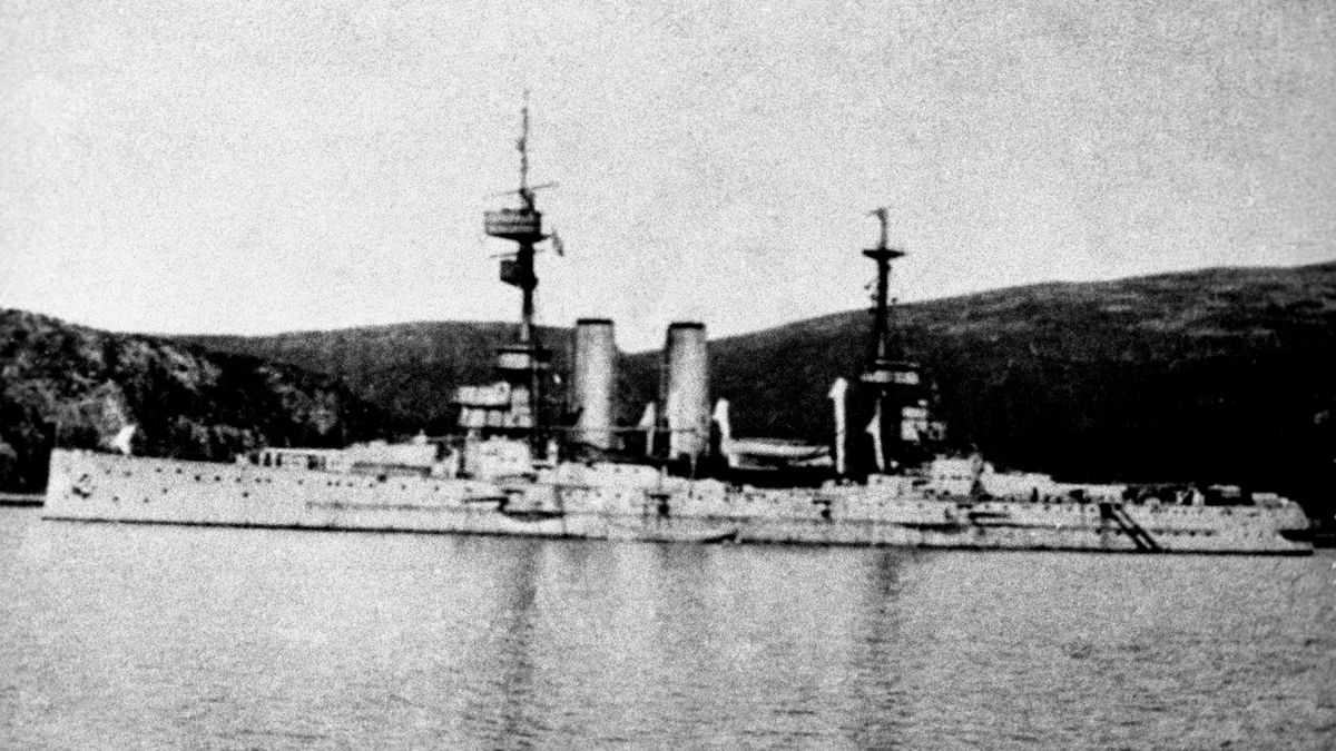 Английский крейсер Глори на Мурманском рейде. 6 марта 1918 года в порту Мурманска высадился первый отряд вооружённых сил Антанты под командованием английского генерала Фредерика Пуля