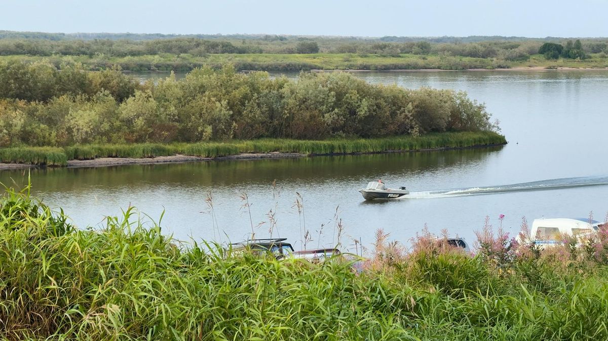 Вид с берега села на протоку Городецкий шар