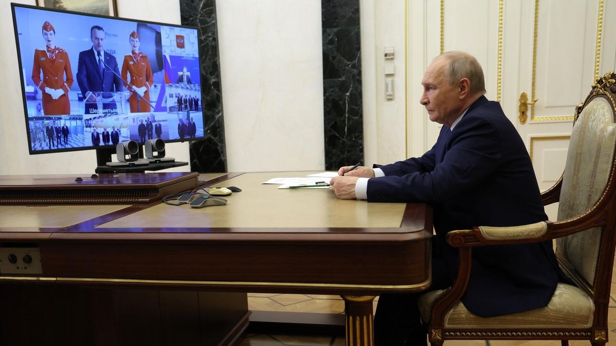 Владимир Путин по видеосвязи принимает участие в презентации новых объектов гражданской авиации