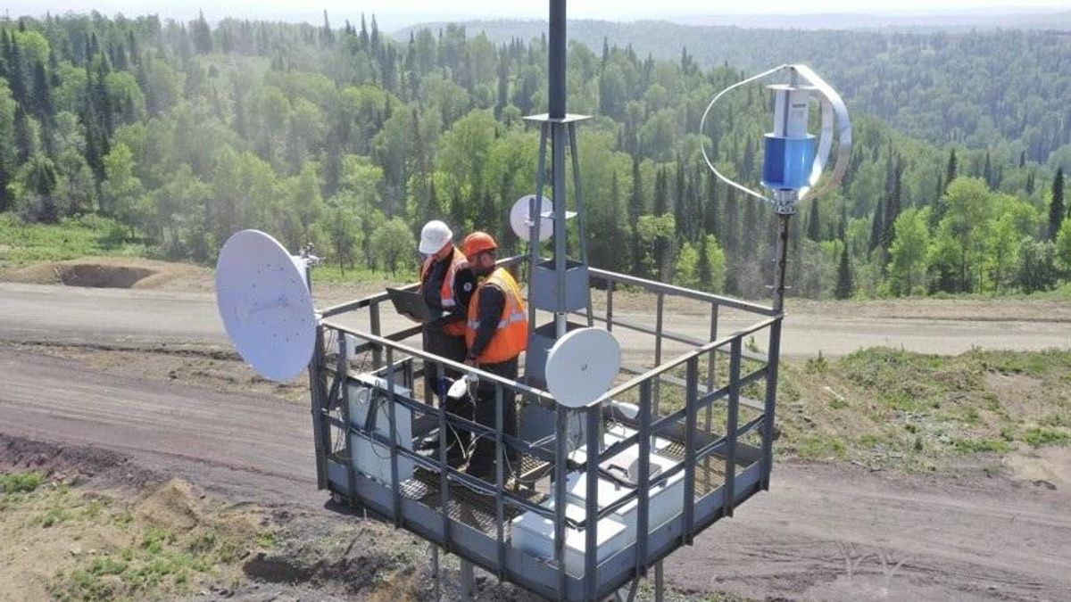 Работники во время установки комплекса автономной связи