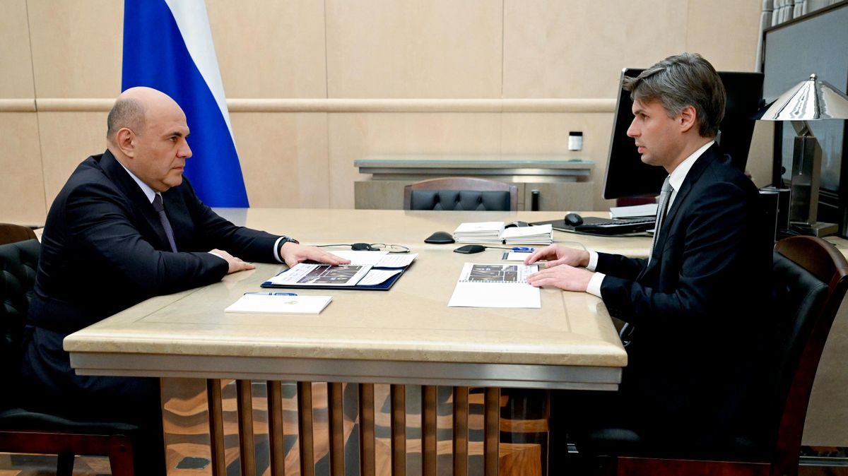 Председатель Правительства Михаил Мишустин и генеральный директор корпорации Роскосмос Дмитрий Баканов во время встречи