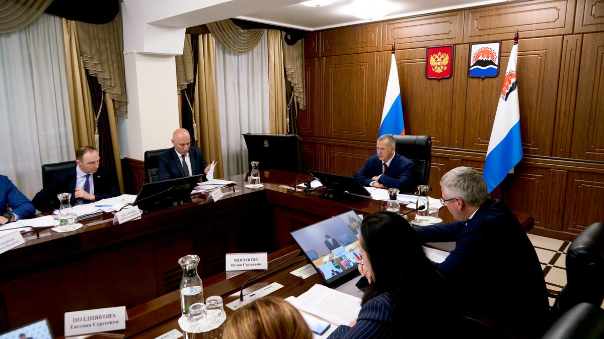Полпред Президента в ДФО Юрий Трутнев на совещании по вопросу о социально-экономическом развитии Камчатского края