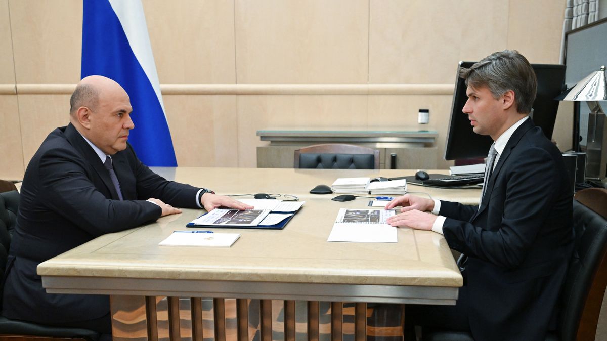 Председатель Правительства Михаил Мишустин и генеральный директор корпорации Роскосмос Дмитрий Баканов во время встречи