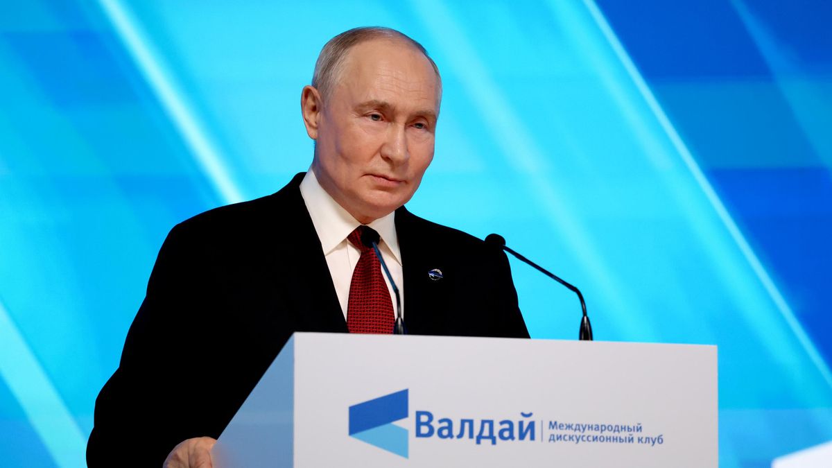 Президент РФ Владимир Путин выступает на пленарной сессии XXIII ежегодного заседания Международного дискуссионного клуба Валдай