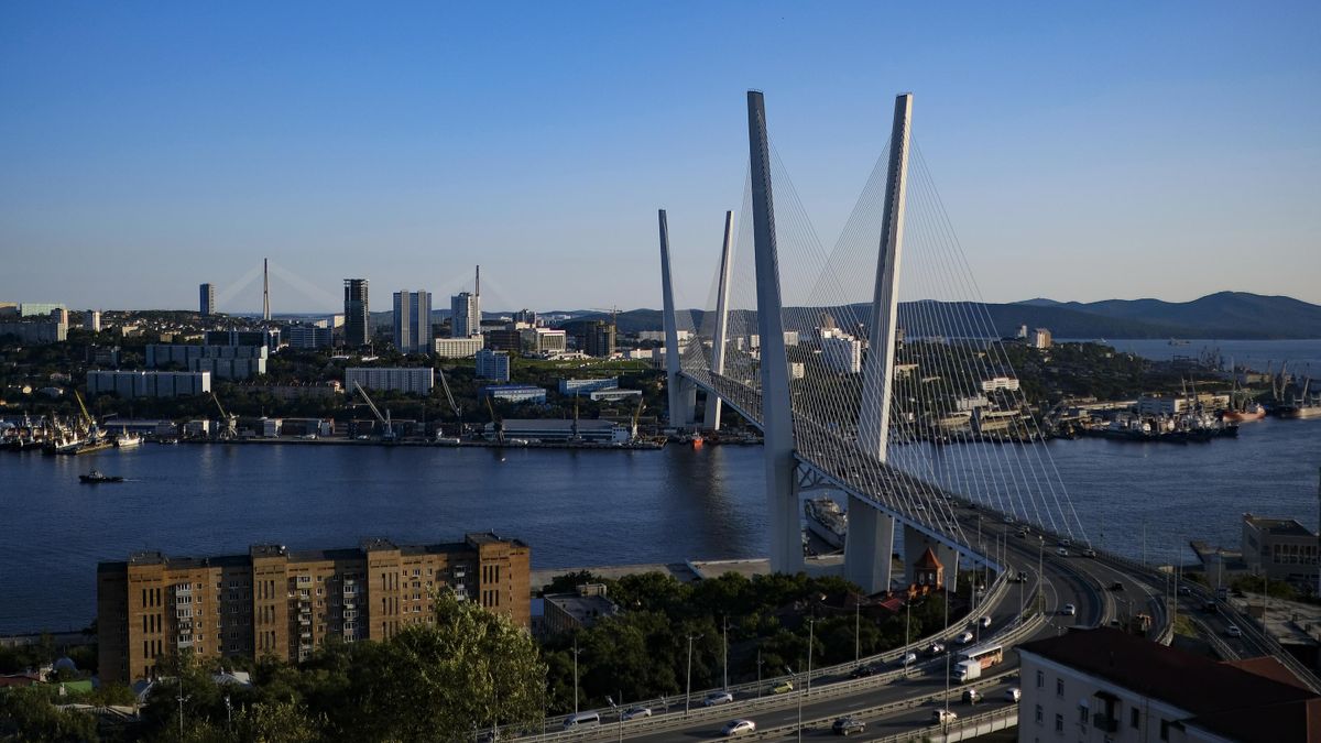 Вантовый мост через бухту Золотой Рог во Владивостоке