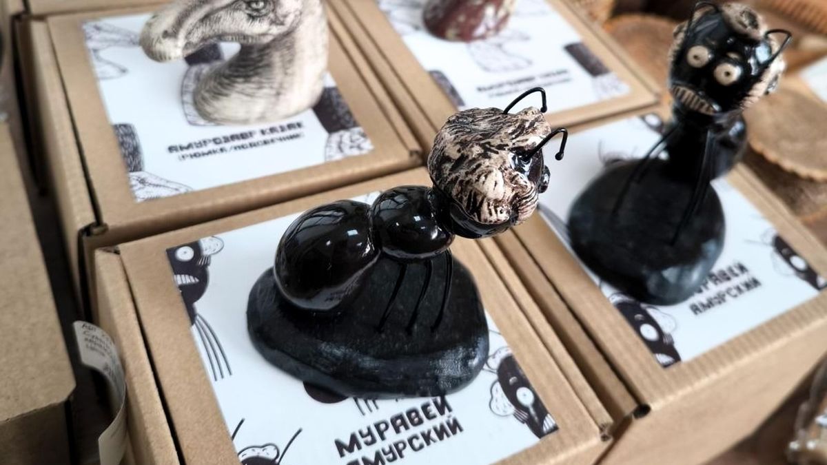 Благовещенский сувенир Муравей Амурский, явная отсылка к образу графа Николая Николаевича Муравьёва-Амурского. 