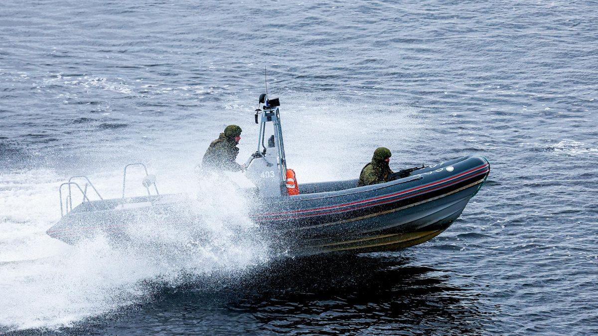 Военнослужащие на военном катере во время учений