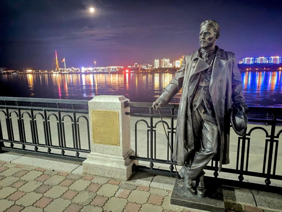 Памятник писателю Антону Чехову на набережной Благовещенска