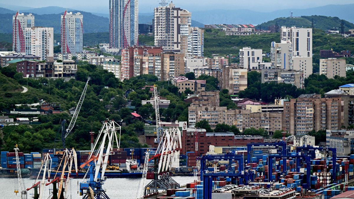 Морской торговый порт во Владивостоке