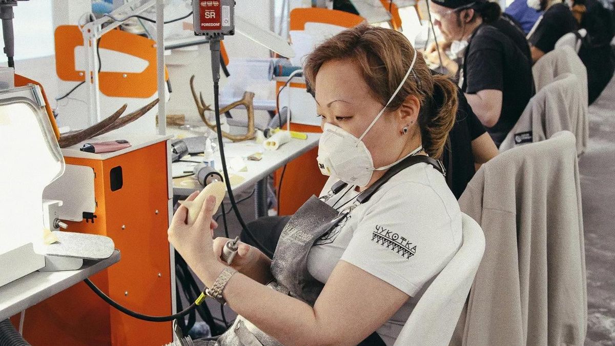 Александра Ныпевги за работой на международной выставке-конкурсе Душа Севера – 2024 в Новом Уренгое
