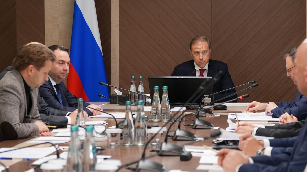 Первый заместитель Председателя Правительства Денис Мантуров и губернатор Мурманской области Андрей Чибис на заседании наблюдательного совета Мурманского арктического университета