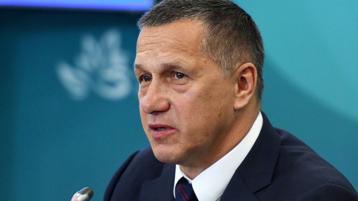 Трутнев: к 2035 году для СМП построят ещё 10 ледоколов